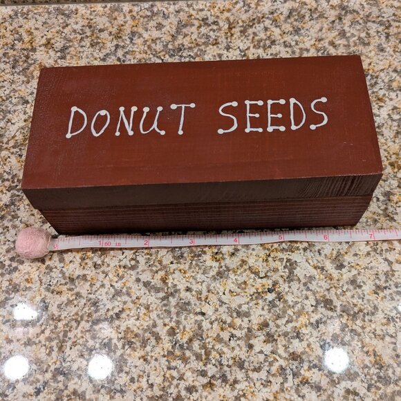 Vintage Wooden Lidded Box – Donut Seed Design on Lid - Picture 8 of 10